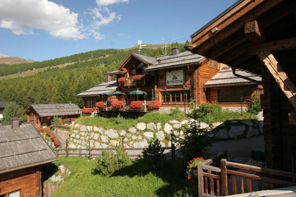 Park Chalet Village Livigno Bagian luar foto