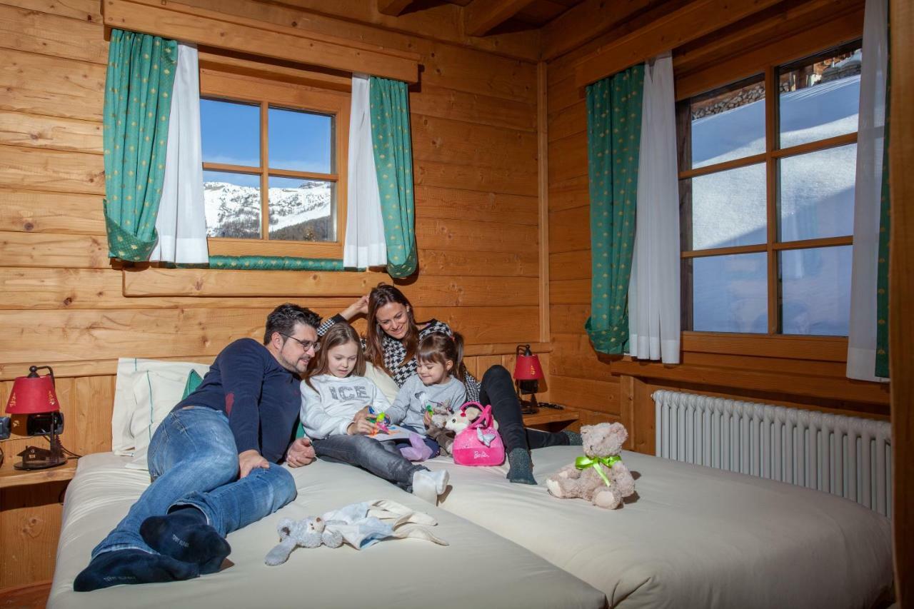 Park Chalet Village Livigno Bagian luar foto